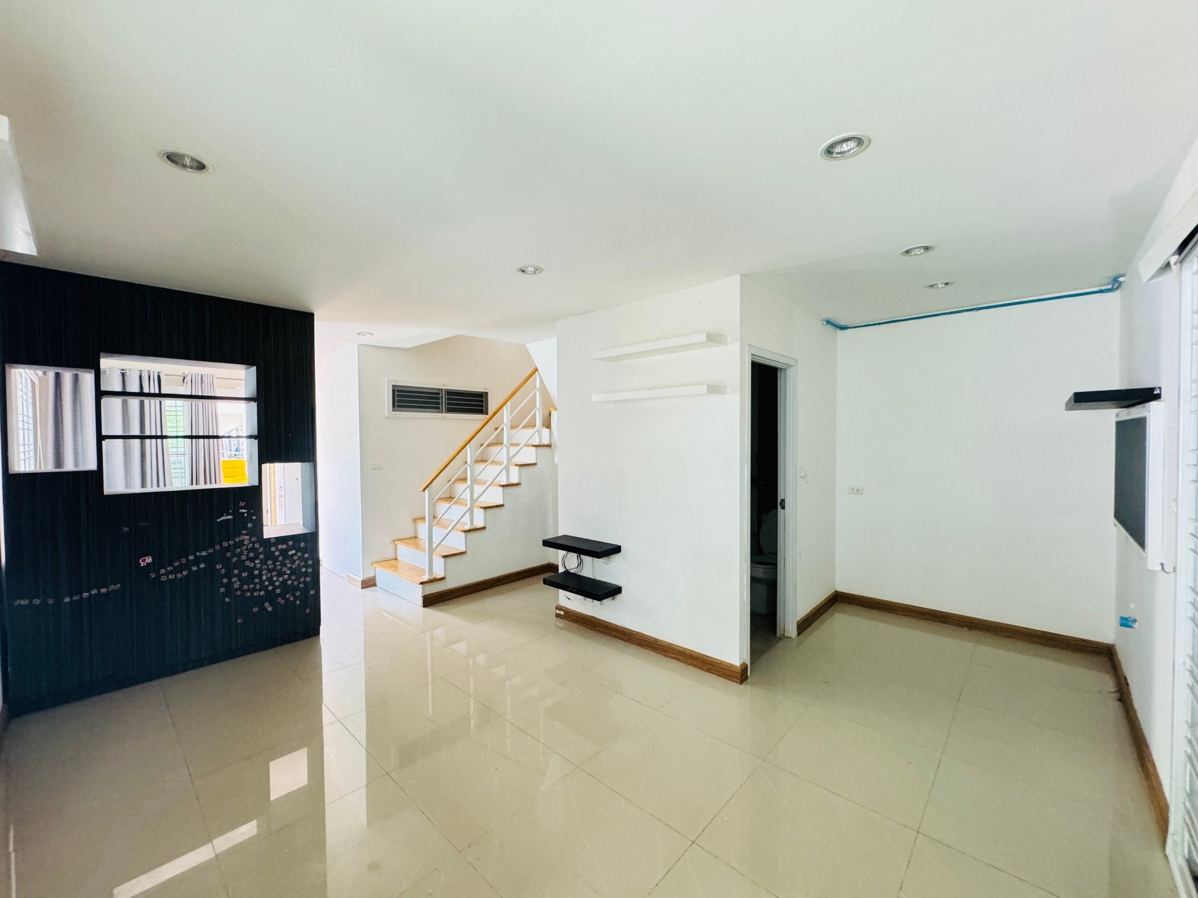 ประกาศฟรี! ซื้อ-ขาย-เช่า คอนโด บ้าน ทาวน์โฮม ที่ดิน และพื้นที่เชิงพาณิชย์ทั่วประเทศไทย ทุกทำเล ทุกงบประมาณ ไม่มีค่าใช้จ่าย ลงง่าย ขายไว เข้าถึงผู้ซื้อโดยตรง 4 199216pic3.jpg