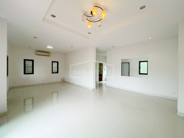 ประกาศฟรี! ซื้อ-ขาย-เช่า คอนโด บ้าน ทาวน์โฮม ที่ดิน และพื้นที่เชิงพาณิชย์ทั่วประเทศไทย ทุกทำเล ทุกงบประมาณ ไม่มีค่าใช้จ่าย ลงง่าย ขายไว เข้าถึงผู้ซื้อโดยตรง 5 303377pic4.jpg