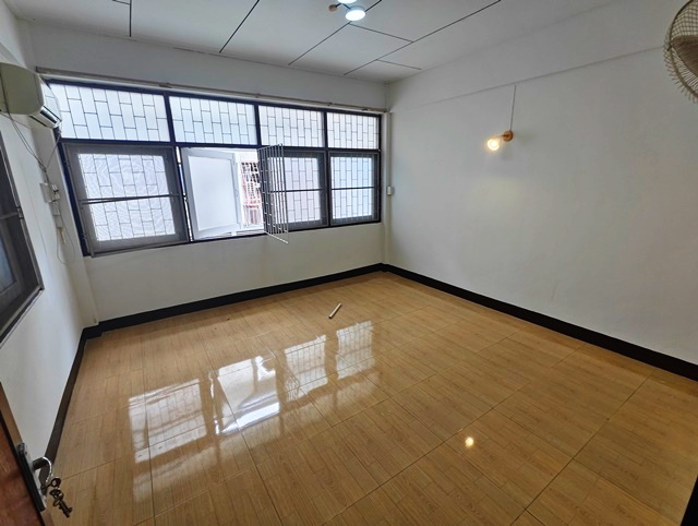 ประกาศฟรี! ซื้อ-ขาย-เช่า คอนโด บ้าน ทาวน์โฮม ที่ดิน และพื้นที่เชิงพาณิชย์ทั่วประเทศไทย ทุกทำเล ทุกงบประมาณ ไม่มีค่าใช้จ่าย ลงง่าย ขายไว เข้าถึงผู้ซื้อโดยตรง 5 225948pic4.jpg