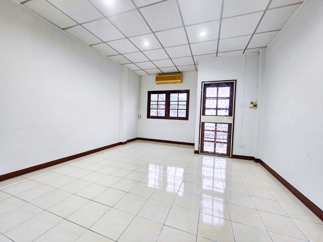 ประกาศฟรี! ซื้อ-ขาย-เช่า คอนโด บ้าน ทาวน์โฮม ที่ดิน และพื้นที่เชิงพาณิชย์ทั่วประเทศไทย ทุกทำเล ทุกงบประมาณ ไม่มีค่าใช้จ่าย ลงง่าย ขายไว เข้าถึงผู้ซื้อโดยตรง 5 227125pic4.jpg