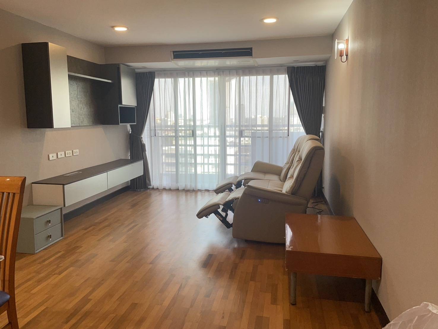 ประกาศฟรี! ซื้อ-ขาย-เช่า คอนโด บ้าน ทาวน์โฮม ที่ดิน และพื้นที่เชิงพาณิชย์ทั่วประเทศไทย ทุกทำเล ทุกงบประมาณ ไม่มีค่าใช้จ่าย ลงง่าย ขายไว เข้าถึงผู้ซื้อโดยตรง 5 504640pic4.jpg