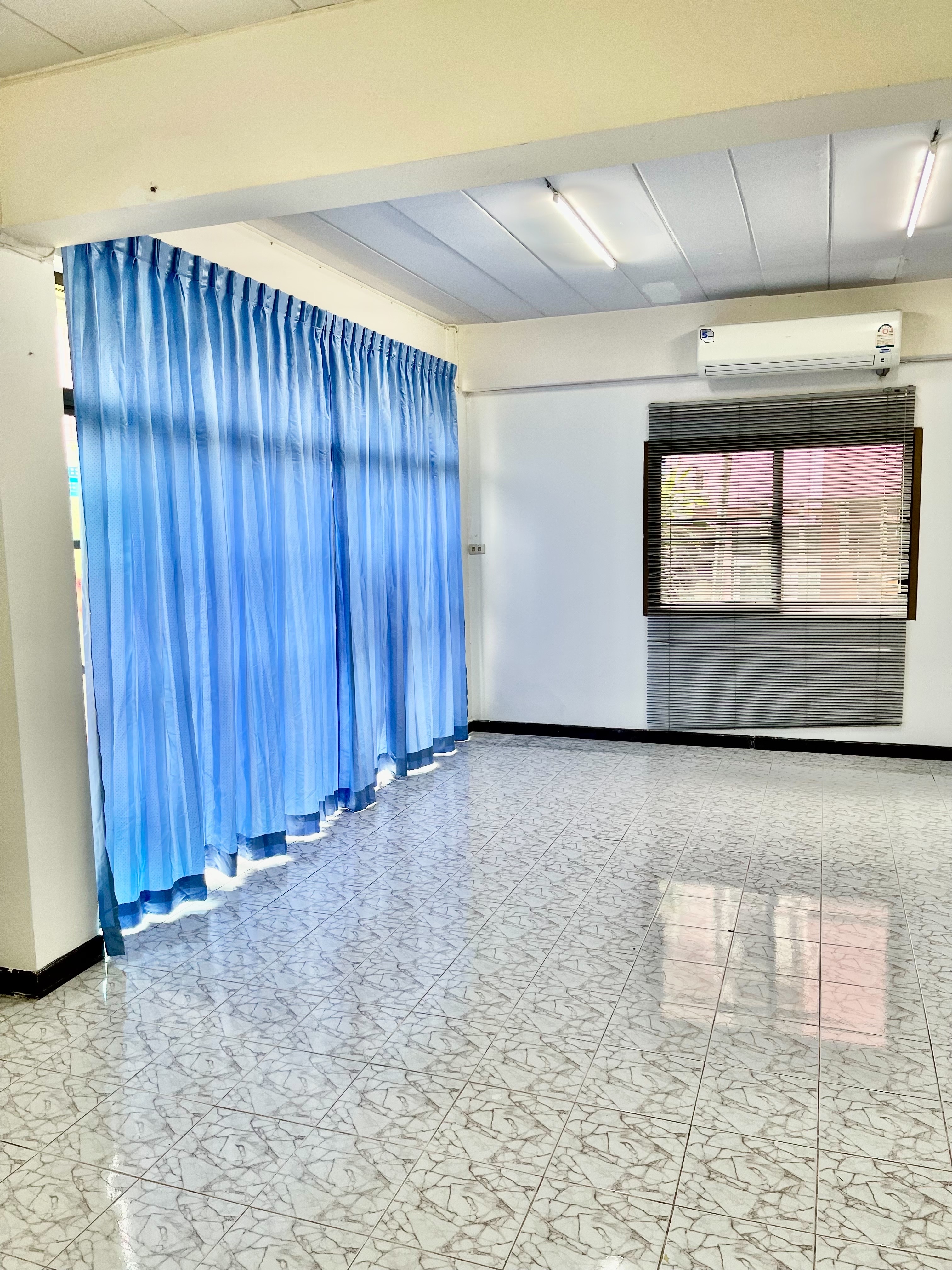 ประกาศฟรี! ซื้อ-ขาย-เช่า คอนโด บ้าน ทาวน์โฮม ที่ดิน และพื้นที่เชิงพาณิชย์ทั่วประเทศไทย ทุกทำเล ทุกงบประมาณ ไม่มีค่าใช้จ่าย ลงง่าย ขายไว เข้าถึงผู้ซื้อโดยตรง 3 S__5931046.jpg