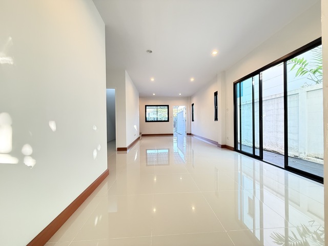 ประกาศฟรี! ซื้อ-ขาย-เช่า คอนโด บ้าน ทาวน์โฮม ที่ดิน และพื้นที่เชิงพาณิชย์ทั่วประเทศไทย ทุกทำเล ทุกงบประมาณ ไม่มีค่าใช้จ่าย ลงง่าย ขายไว เข้าถึงผู้ซื้อโดยตรง 4 511692pic3.jpg