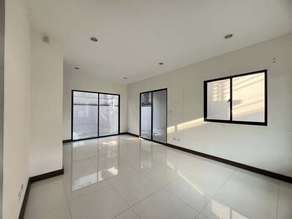 ประกาศฟรี! ซื้อ-ขาย-เช่า คอนโด บ้าน ทาวน์โฮม ที่ดิน และพื้นที่เชิงพาณิชย์ทั่วประเทศไทย ทุกทำเล ทุกงบประมาณ ไม่มีค่าใช้จ่าย ลงง่าย ขายไว เข้าถึงผู้ซื้อโดยตรง 4 515229pic3.jpg