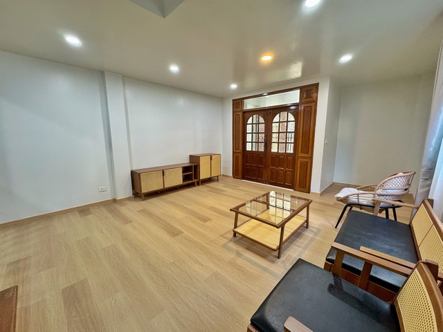 ประกาศฟรี! ซื้อ-ขาย-เช่า คอนโด บ้าน ทาวน์โฮม ที่ดิน และพื้นที่เชิงพาณิชย์ทั่วประเทศไทย ทุกทำเล ทุกงบประมาณ ไม่มีค่าใช้จ่าย ลงง่าย ขายไว เข้าถึงผู้ซื้อโดยตรง 5 254606pic4.jpg