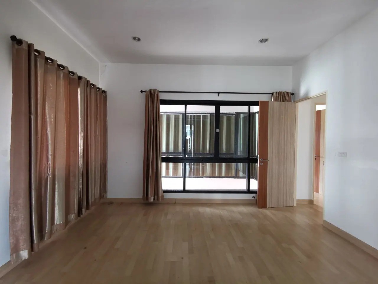 ประกาศฟรี! ซื้อ-ขาย-เช่า คอนโด บ้าน ทาวน์โฮม ที่ดิน และพื้นที่เชิงพาณิชย์ทั่วประเทศไทย ทุกทำเล ทุกงบประมาณ ไม่มีค่าใช้จ่าย ลงง่าย ขายไว เข้าถึงผู้ซื้อโดยตรง 4 257228pic3.jpg