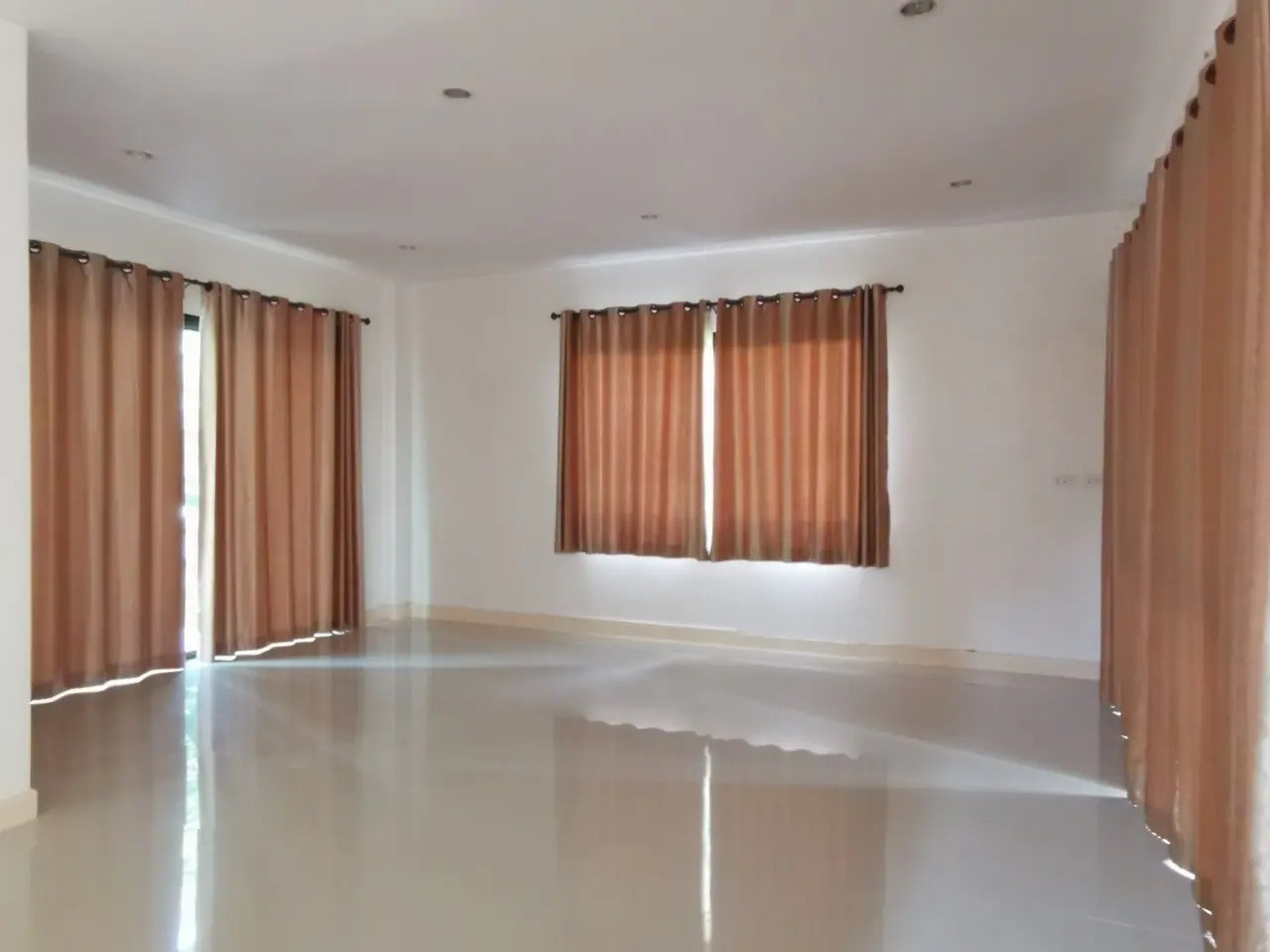 ประกาศฟรี! ซื้อ-ขาย-เช่า คอนโด บ้าน ทาวน์โฮม ที่ดิน และพื้นที่เชิงพาณิชย์ทั่วประเทศไทย ทุกทำเล ทุกงบประมาณ ไม่มีค่าใช้จ่าย ลงง่าย ขายไว เข้าถึงผู้ซื้อโดยตรง 5 257228pic4.jpg