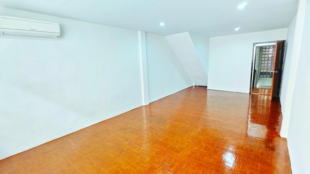 ประกาศฟรี! ซื้อ-ขาย-เช่า คอนโด บ้าน ทาวน์โฮม ที่ดิน และพื้นที่เชิงพาณิชย์ทั่วประเทศไทย ทุกทำเล ทุกงบประมาณ ไม่มีค่าใช้จ่าย ลงง่าย ขายไว เข้าถึงผู้ซื้อโดยตรง 3 317983pic3.jpg