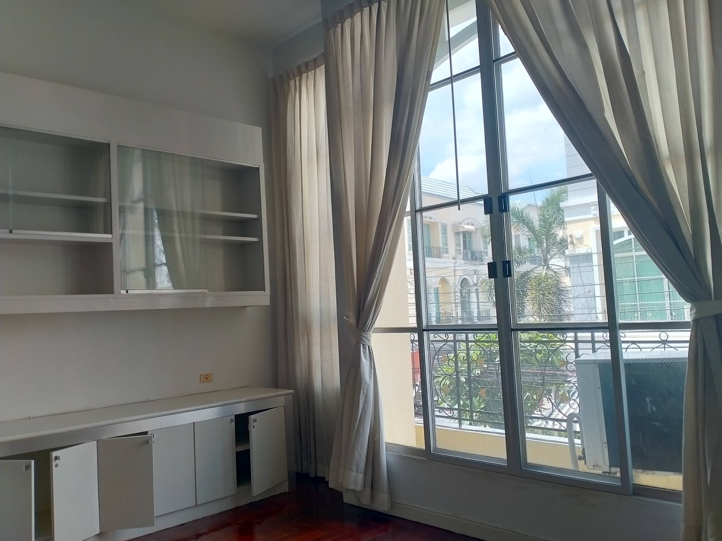 ประกาศฟรี! ซื้อ-ขาย-เช่า คอนโด บ้าน ทาวน์โฮม ที่ดิน และพื้นที่เชิงพาณิชย์ทั่วประเทศไทย ทุกทำเล ทุกงบประมาณ ไม่มีค่าใช้จ่าย ลงง่าย ขายไว เข้าถึงผู้ซื้อโดยตรง 2 52656.jpg