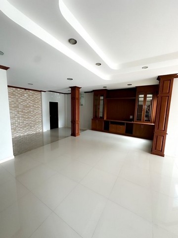 ประกาศฟรี! ซื้อ-ขาย-เช่า คอนโด บ้าน ทาวน์โฮม ที่ดิน และพื้นที่เชิงพาณิชย์ทั่วประเทศไทย ทุกทำเล ทุกงบประมาณ ไม่มีค่าใช้จ่าย ลงง่าย ขายไว เข้าถึงผู้ซื้อโดยตรง 4 173600pic3.jpg