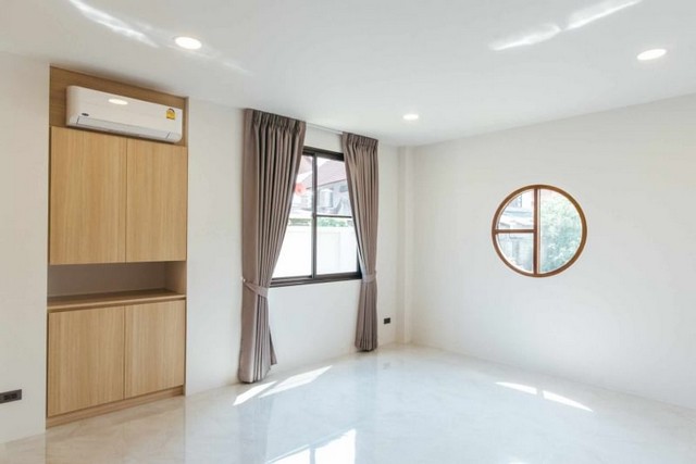 ประกาศฟรี! ซื้อ-ขาย-เช่า คอนโด บ้าน ทาวน์โฮม ที่ดิน และพื้นที่เชิงพาณิชย์ทั่วประเทศไทย ทุกทำเล ทุกงบประมาณ ไม่มีค่าใช้จ่าย ลงง่าย ขายไว เข้าถึงผู้ซื้อโดยตรง 5 175842pic4.jpg