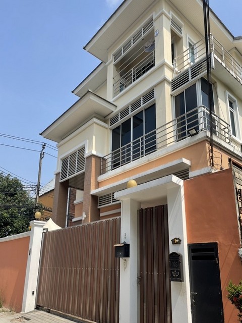 ประกาศฟรี! ซื้อ-ขาย-เช่า คอนโด บ้าน ทาวน์โฮม ที่ดิน และพื้นที่เชิงพาณิชย์ทั่วประเทศไทย ทุกทำเล ทุกงบประมาณ ไม่มีค่าใช้จ่าย ลงง่าย ขายไว เข้าถึงผู้ซื้อโดยตรง 3 479935pic2.jpg