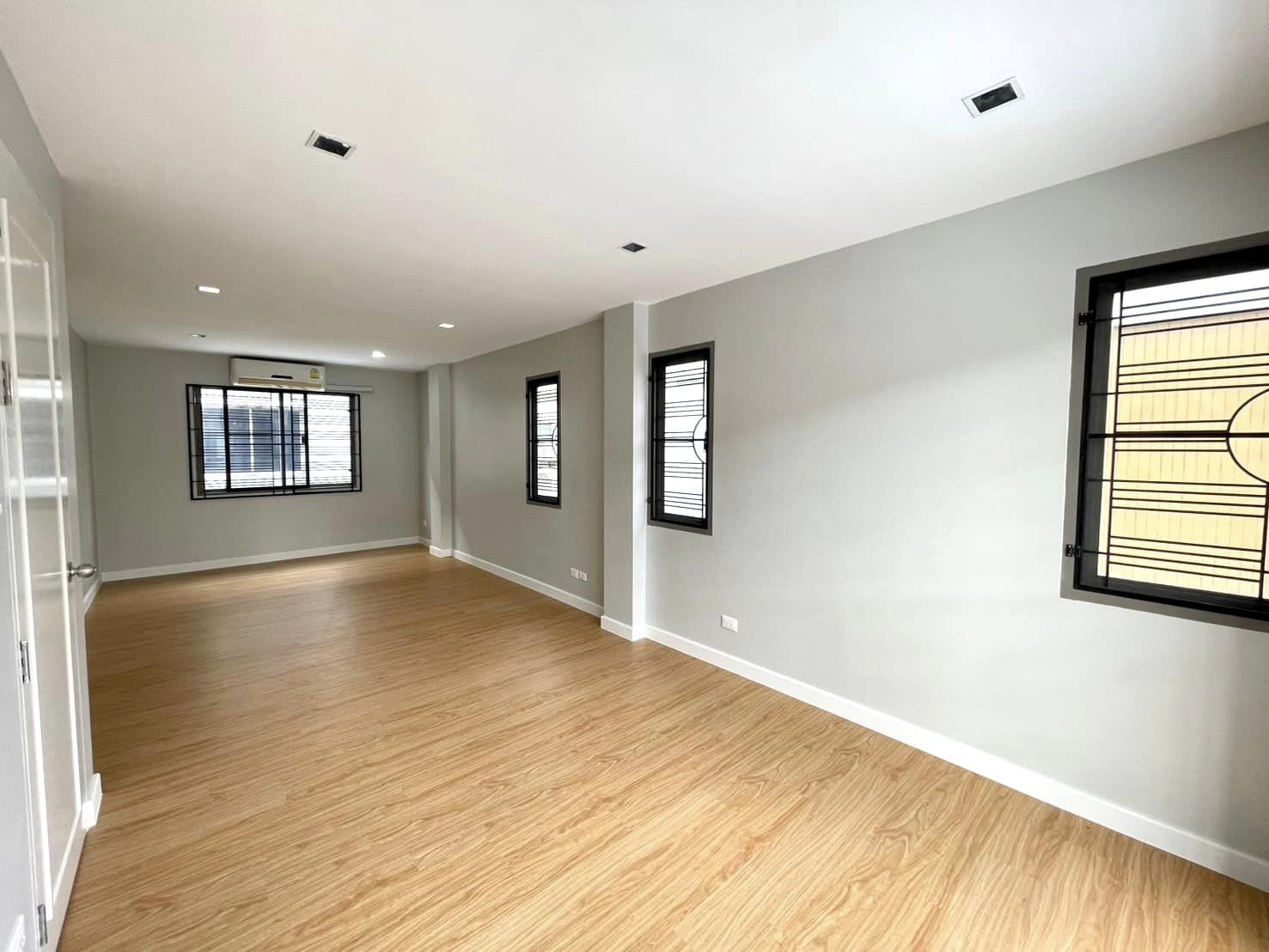 ประกาศฟรี! ซื้อ-ขาย-เช่า คอนโด บ้าน ทาวน์โฮม ที่ดิน และพื้นที่เชิงพาณิชย์ทั่วประเทศไทย ทุกทำเล ทุกงบประมาณ ไม่มีค่าใช้จ่าย ลงง่าย ขายไว เข้าถึงผู้ซื้อโดยตรง 5 480398pic4.jpg