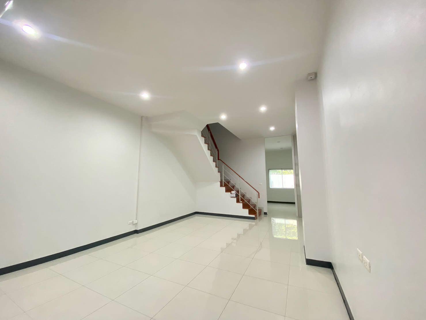 ประกาศฟรี! ซื้อ-ขาย-เช่า คอนโด บ้าน ทาวน์โฮม ที่ดิน และพื้นที่เชิงพาณิชย์ทั่วประเทศไทย ทุกทำเล ทุกงบประมาณ ไม่มีค่าใช้จ่าย ลงง่าย ขายไว เข้าถึงผู้ซื้อโดยตรง 4 487323pic3.jpg