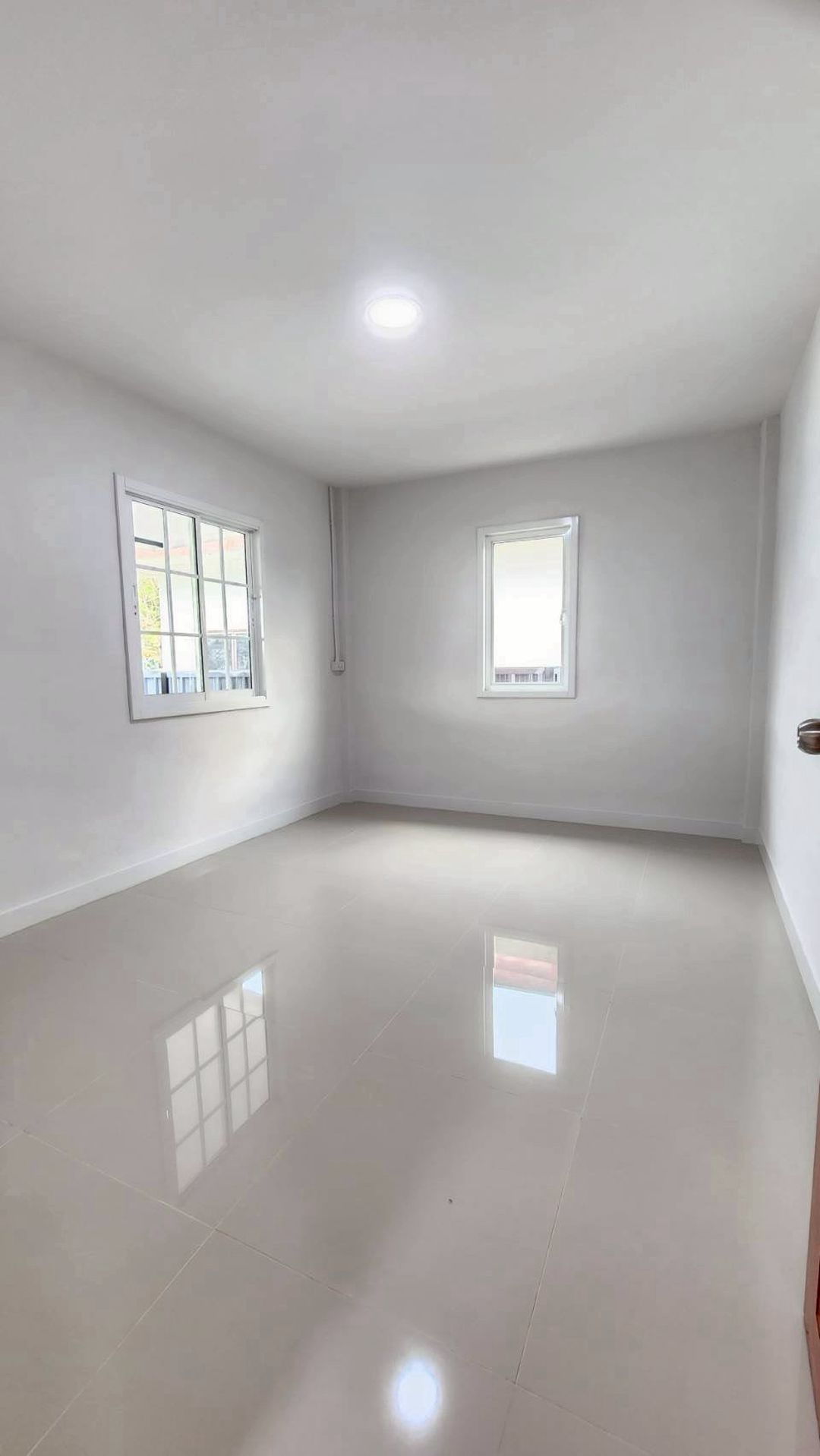 ประกาศฟรี! ซื้อ-ขาย-เช่า คอนโด บ้าน ทาวน์โฮม ที่ดิน และพื้นที่เชิงพาณิชย์ทั่วประเทศไทย ทุกทำเล ทุกงบประมาณ ไม่มีค่าใช้จ่าย ลงง่าย ขายไว เข้าถึงผู้ซื้อโดยตรง 5 200264pic4.jpg