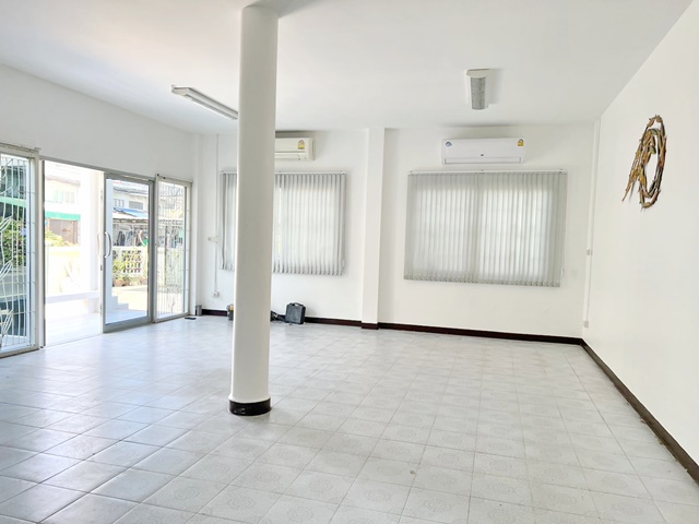 ประกาศฟรี! ซื้อ-ขาย-เช่า คอนโด บ้าน ทาวน์โฮม ที่ดิน และพื้นที่เชิงพาณิชย์ทั่วประเทศไทย ทุกทำเล ทุกงบประมาณ ไม่มีค่าใช้จ่าย ลงง่าย ขายไว เข้าถึงผู้ซื้อโดยตรง 4 200250pic3.jpg