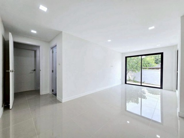 ประกาศฟรี! ซื้อ-ขาย-เช่า คอนโด บ้าน ทาวน์โฮม ที่ดิน และพื้นที่เชิงพาณิชย์ทั่วประเทศไทย ทุกทำเล ทุกงบประมาณ ไม่มีค่าใช้จ่าย ลงง่าย ขายไว เข้าถึงผู้ซื้อโดยตรง 4 202898pic3.jpg