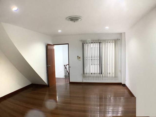 ประกาศฟรี! ซื้อ-ขาย-เช่า คอนโด บ้าน ทาวน์โฮม ที่ดิน และพื้นที่เชิงพาณิชย์ทั่วประเทศไทย ทุกทำเล ทุกงบประมาณ ไม่มีค่าใช้จ่าย ลงง่าย ขายไว เข้าถึงผู้ซื้อโดยตรง 5 492322pic4.jpg